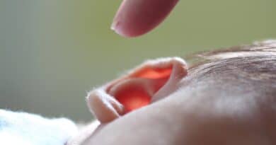 赤ちゃんの耳垢の掃除：知っておきたいこと