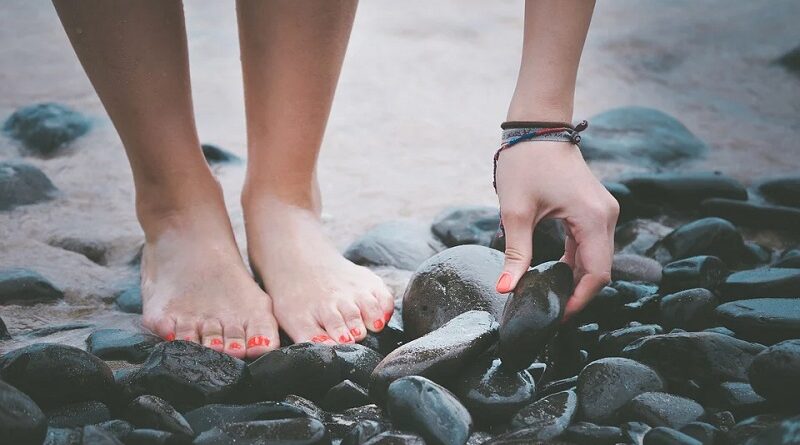 Conectar con la tierra: Maneras en que earthing beneficia tu salud