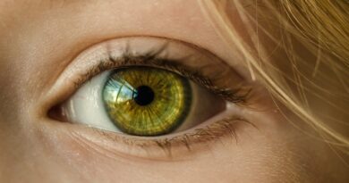 目に浮かぶ斑点とは何か、心配する必要があるのか？