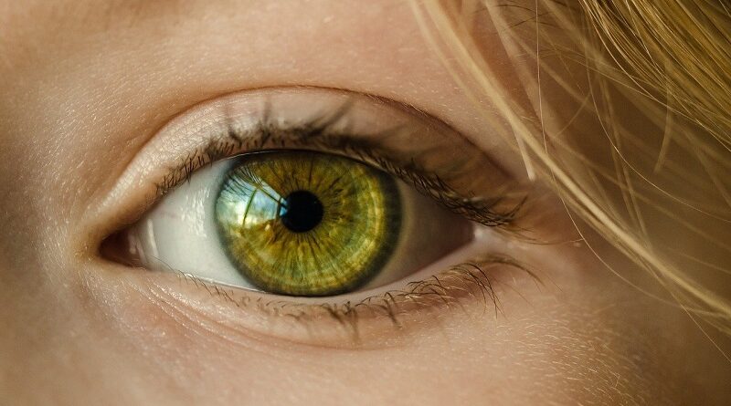 Que sont les taches flottantes dans les yeux et faut-il s'en inquiéter ?