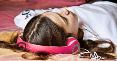 ささやき声やざわめきの音は、不眠症の治療に役立つのでしょうか？