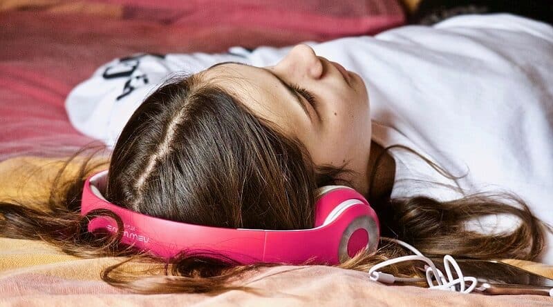 ささやき声やざわめきの音は、不眠症の治療に役立つのでしょうか？