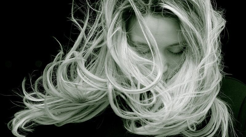 ¿Puede la caspa provocar la caída del cabello? Lo que debes saber