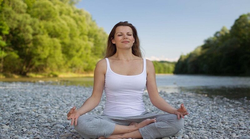 I benefici dello yoga della risata per la salute fisica e mentale